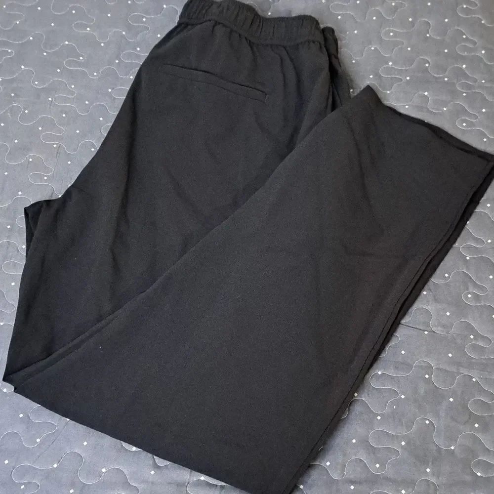 Ann Taylor Black pull on pants size small petite
